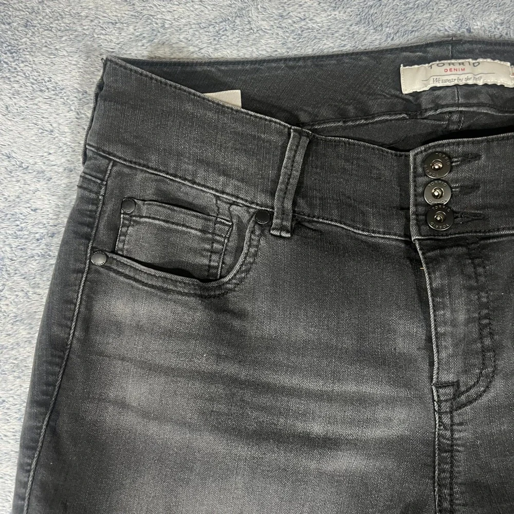 Torrid‎ Denim Black Faded Jeggings Women's Size 16 Triple Button Stretch Jeans